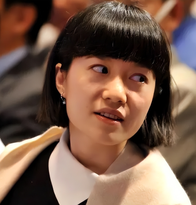 没想到	，杨振宁去世后，49岁妻子翁帆，竟因一个动作实现口碑暴涨