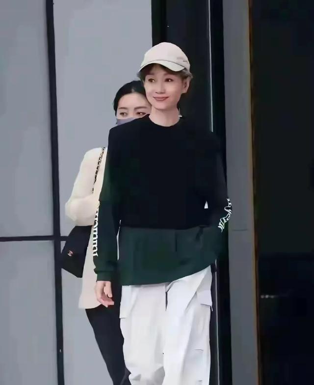 难以相信！她已经61岁了，看起来竟然像三四十岁的样子