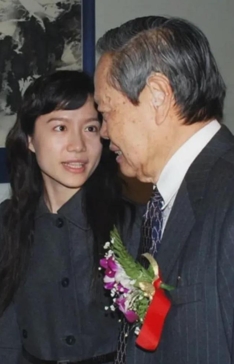 没想到，杨振宁去世后	，49岁妻子翁帆，竟因一个动作实现口碑暴涨