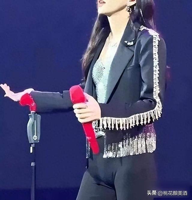 没想到，于文文的一组“不雅照”，照出了娱乐圈“恶臭”的另一面