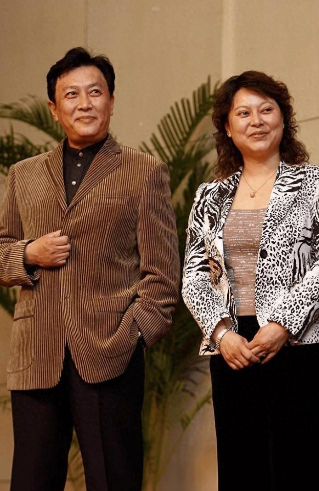 唐国强的“糟心事”：两个儿子都是残疾，难怪他73岁也不敢退休！