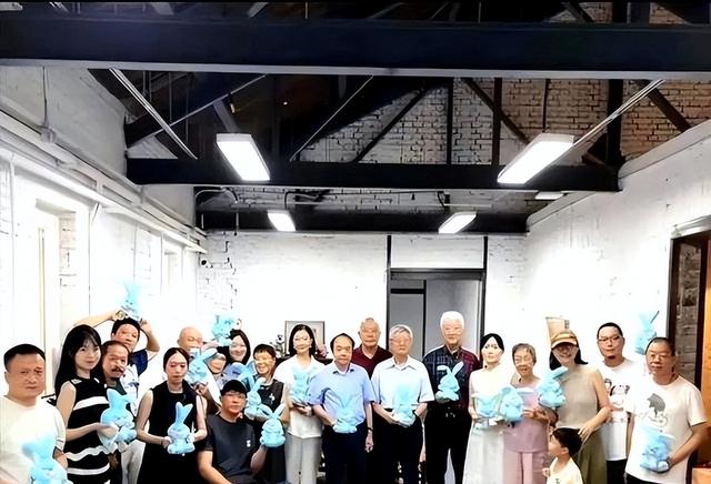 宋祖英私下聚会照流出，穿棉麻衣留短发，印象被完全颠覆呢