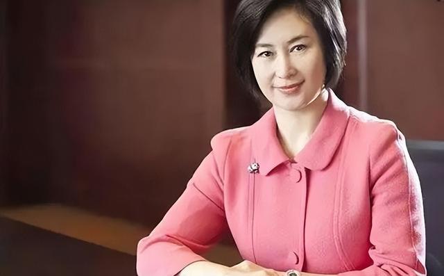 放下了？60岁何超琼喜迎“梅开二度”？与异性贴脸拥吻秀恩爱