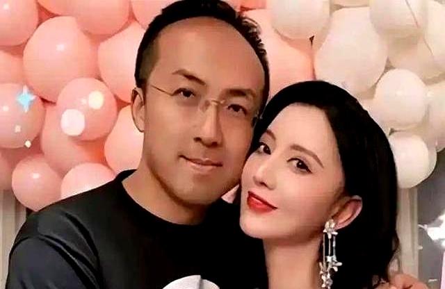张萌夫妇看演唱会，领口好低险些走光，总裁老公一脸宠溺太幸福！
