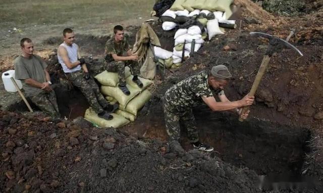 两场战斗在基辅打响，乌媒透露：政客在跟政客斗，军队在跟军队打