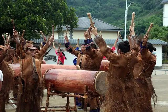 解放军在云南原始森林，发现一群男女	，他们住草棚靠野果捕猎为生