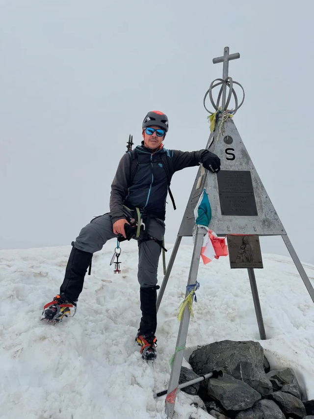 俄罗斯女登山者被困7000米天山十日，同行帮忙时殒命，救援取消