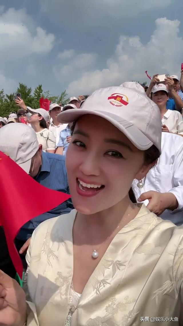 王小玮受邀现场观礼九三阅兵，穿中式套裙戴珍珠耳环美得耀眼