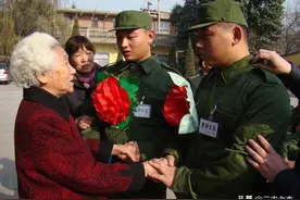 战友之间有一种信任叫“托孤”，看了视频，我还是感动的流泪了图片