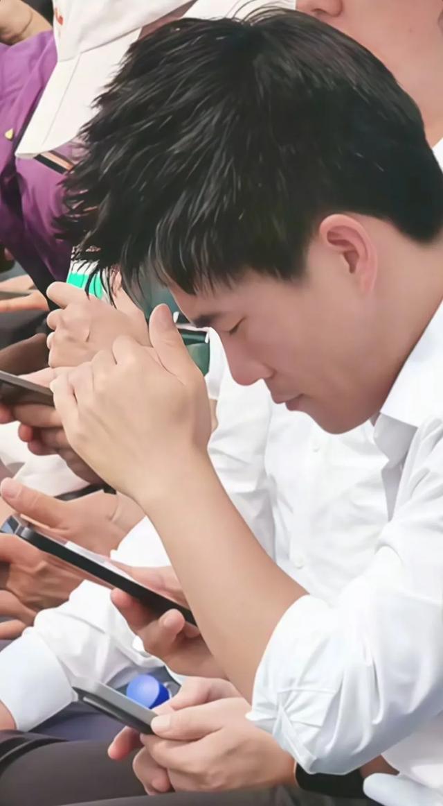 董宇辉观礼现场近照暴露，能够近距离与他接触是一件幸事