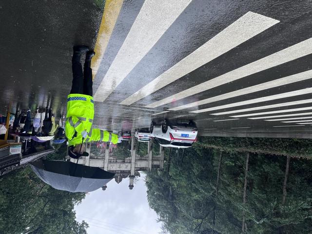 武当山：秋雨连绵游客热度不减 各部门雨中坚守暖心服务