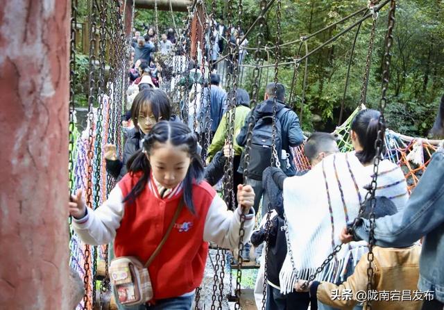 国庆假期第二天，官鹅沟迎来旅游高峰