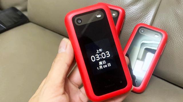 双屏设计的诺基亚翻盖手机，出厂自带第三方APP，媲美智能机体验