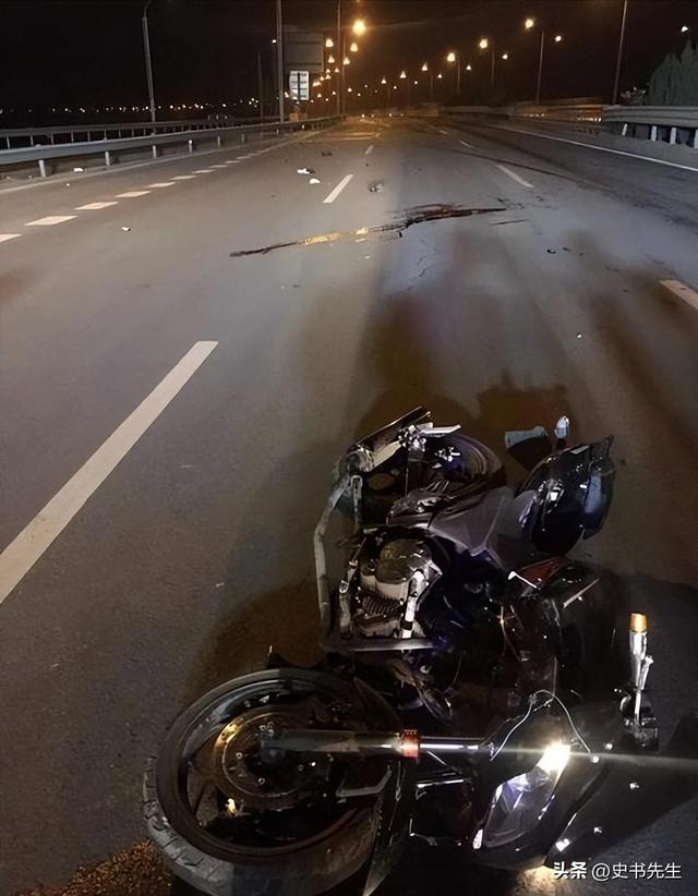 重庆摩托飙车2人死亡，现场惨烈，女子挂护栏，目击者称早有预兆
