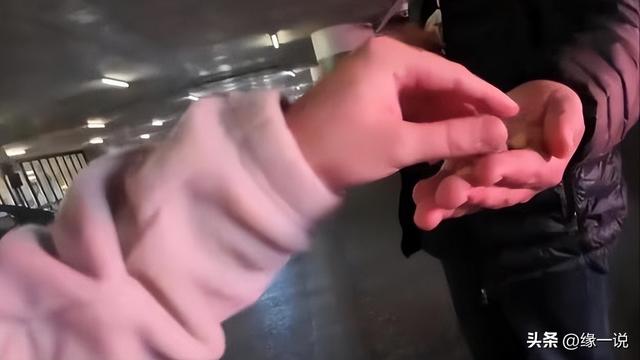 美国博主首次来到中国旅游，一天后竟说：中国到处都充满“危险”