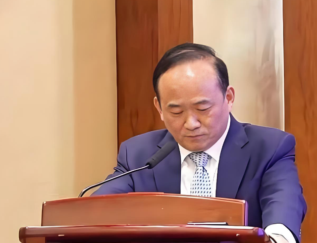 新加坡总理公开支持高市后，被罚18亿账单的金龙鱼	，凉得更快了