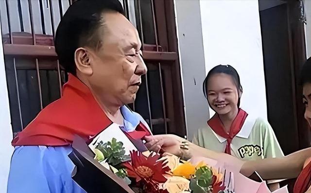 包养10位情妇，睡觉翻牌生下11个私生子，最小情人竟还是零零后！