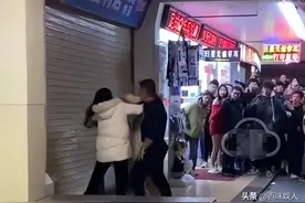 男子看监控发现妻子出轨，警察将人带走，知情者曝细节，藏不住了图片