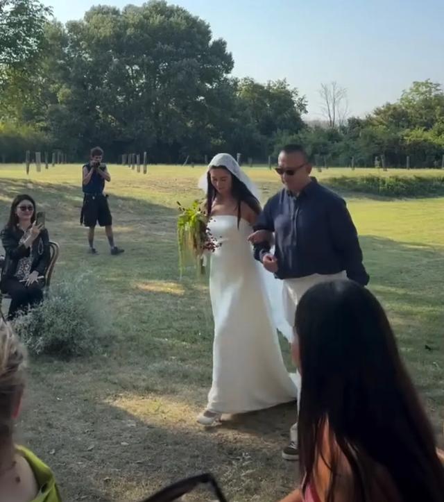 姜文到法国参加女儿婚礼，和前妻桑德琳再次见面，父女俩挽手入场