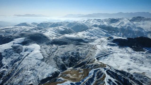 车拉草原：风与山的蓝白私语