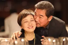 与身价过亿的前夫离婚后，邓婕至今没有子嗣，前夫评价“自找的”图片