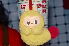 Labubu上新！20000人抢一个 太疯了！原价99元的耳机包有人开价1499元图片