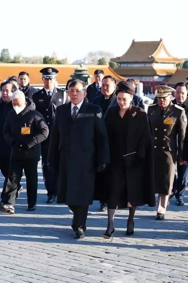 泰国王后是个狠人，47岁穿十厘米细高跟，一天赶三场活动未见疲惫