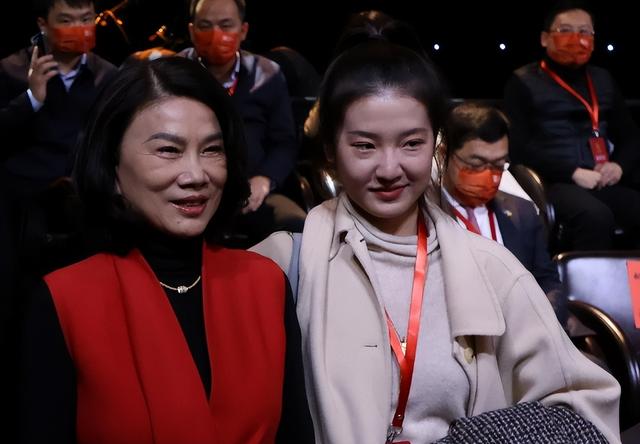 官媒亲自发文祝贺！26岁孟羽童高调官宣喜讯，证明董明珠没看错人