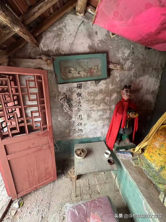 淄川有座小山西边的“山西村”，村里有座借助洞窟修建的“洞庙”