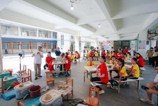 当AI与陶瓷跨界融合，美好假期大学生公益行走进泉州德化