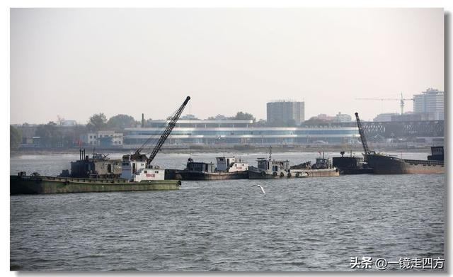 漫步丹东鸭绿江畔，可以隔江望见对岸的朝鲜