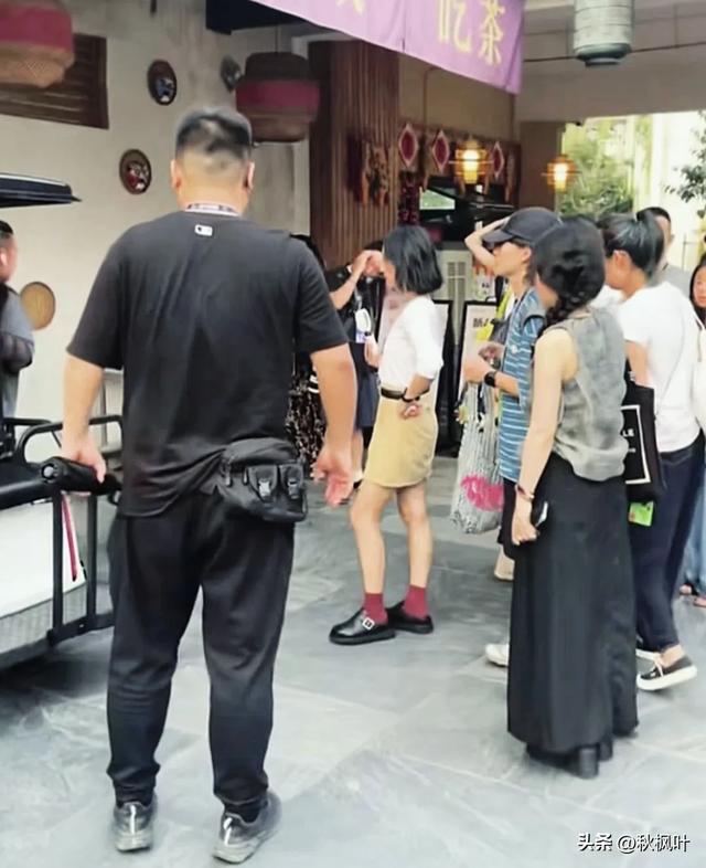 江西偶遇周迅，个子不高，大眼睛真的特别漂亮有灵气，挺漂亮的