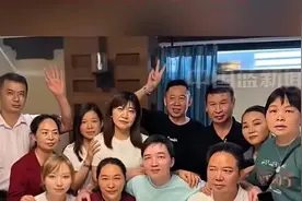 29载坚守终圆梦，邓博与父母深情相拥，团圆时刻感动全国图片