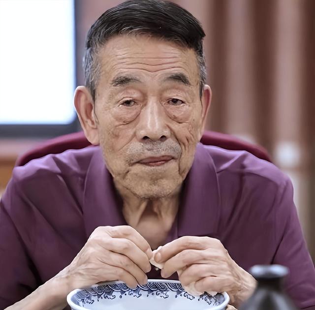 梁小龙被曝离世1天	，私生活被扒底朝天，原来他和杨少华处境一样