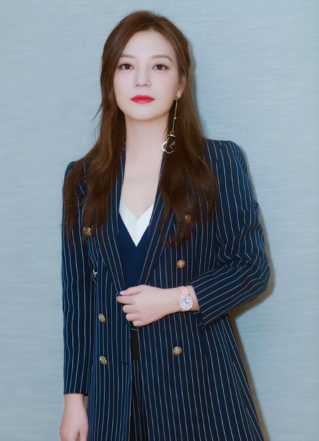 黄晓明公开点名才几天，赵薇近况接连曝光，有一点4年前就注定