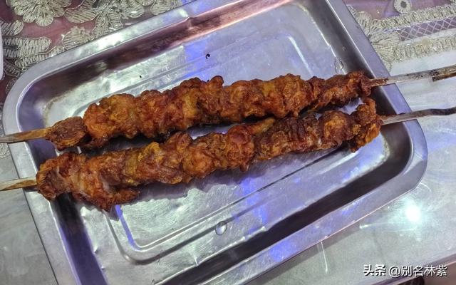 内蒙出发新疆，往返22天，5个人吃饭花4687元，网友问每天吃糠吗