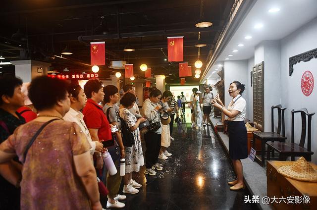 安徽六安：暑期红色旅游升温 红街文化园游人如织