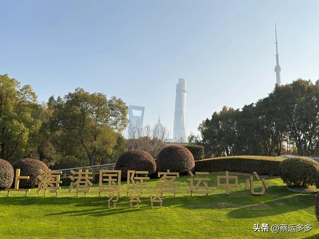 在北外滩，与圣诞和黄浦江撞个满怀