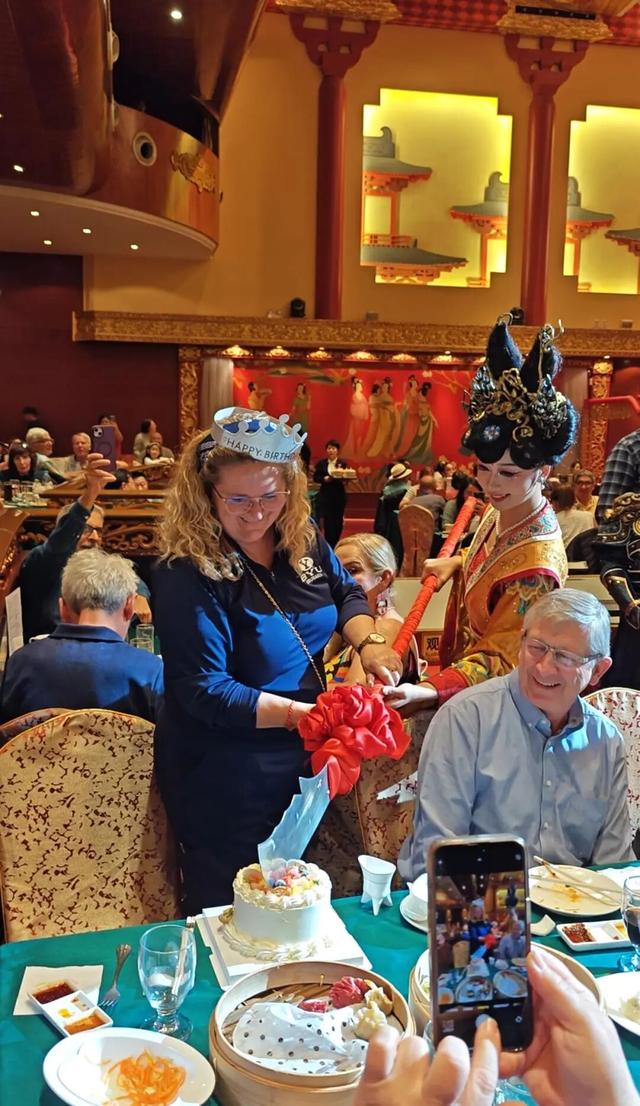 “关公刀切生日蛋糕”，外国游客打卡西安唐宫乐舞被哄成孩子，网友：情绪价值拉满