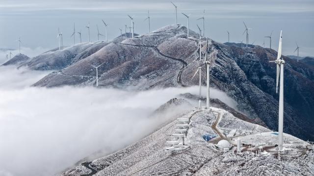 桂林高寒山区现冰挂雾凇美景