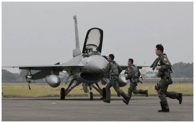 2467亿打水漂，台军66架F-16V被全部扣留，美国空手套白狼？
