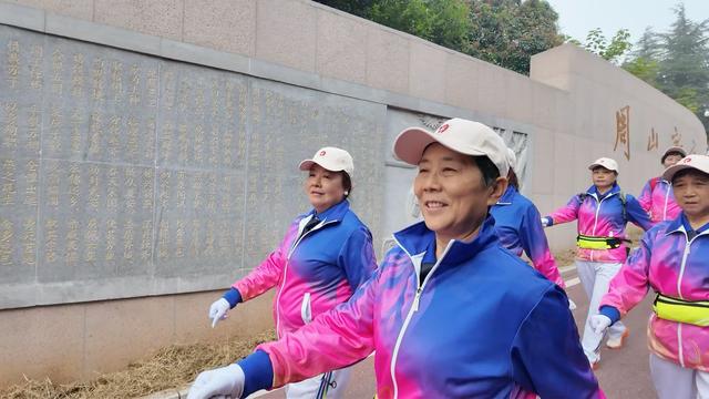 秋高气爽登高行 古都老人庆重阳——2025年河南省洛阳市庆重阳老年人登山活动侧记