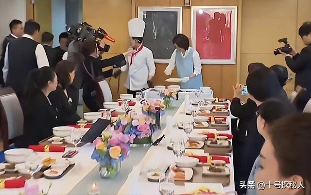 李在明也没想到，访华仅3天	，59岁妻子竟凭一个举动给他长脸了