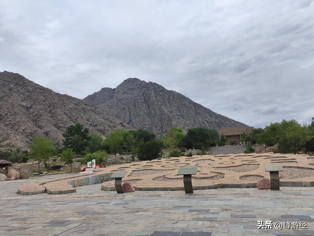 贺兰山看岩画，并没有想象中的宏大，豁了口深处竟遇瀑布飞流