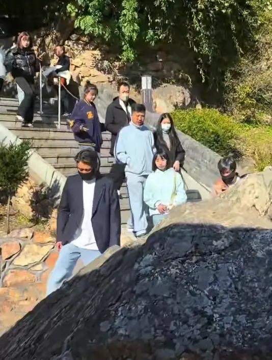 辛柏青现身大孤山为亡妻祈福，苍老消瘦被女儿搀着，李乃文也在