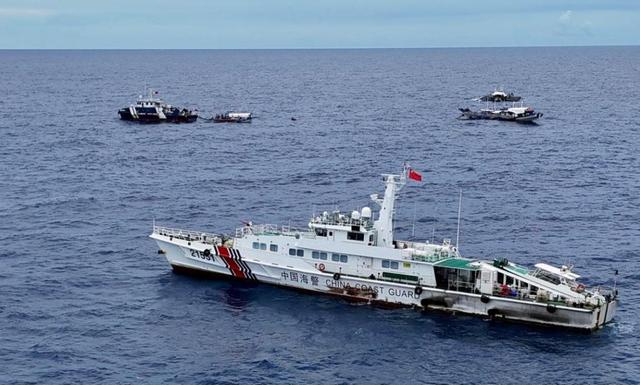 趁中国国庆假期，菲律宾偷摸又闯黄岩岛，被中国海警堵个正着