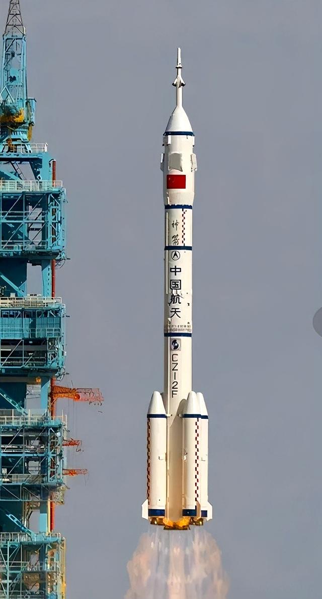 神舟二十一号过北京！掠月瞬间	，爱好者蹲守拍到了！