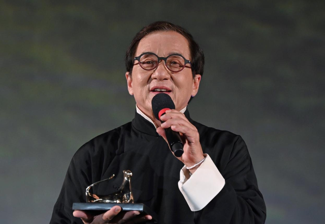 官媒对成龙的称呼变了	，三字之差释放强烈信号，王晶的话有人信了