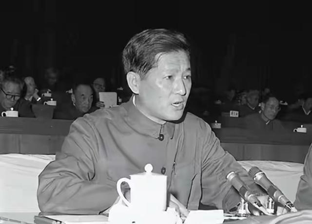 他曾担任3个直辖市市委书记，40岁官至副国级，43岁粉碎重大阴谋