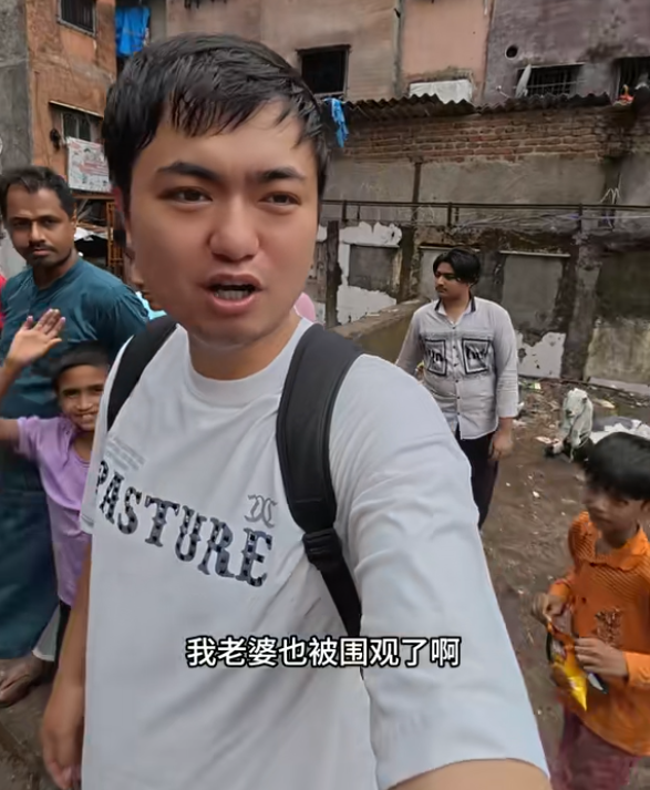 中国夫妻探秘印度贫民窟：丈夫被石头砸满头包，妻子一直被打臀部